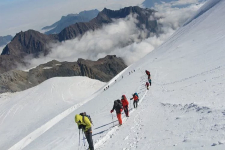 Dağcılar Gürcistan Kazbek dağına tırmandılar