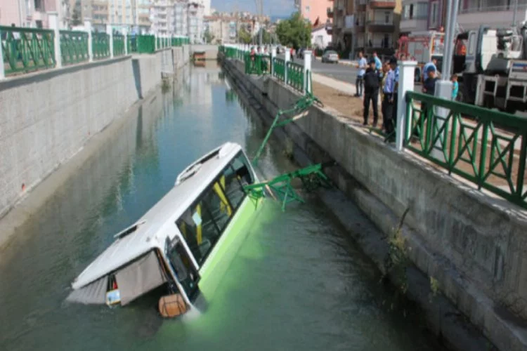 Midibüs sulama kanalına uçtu: 5 yaralı