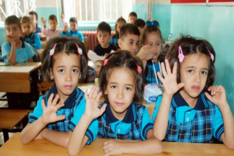Üçüz kız kardeşlerin okul heyecanı
