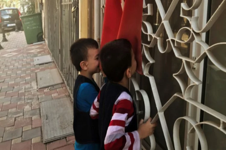 Bursa'da Suriyeli öğrenciler Türk bayrağını öpüp teşekkür etti