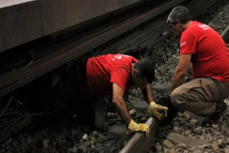 Bursa metro istasyonunda kedi kurtarma operasyonu