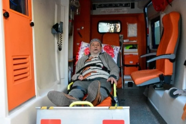 112 Ambulans aracı felçli hastayı oy kullanmak için taşıdı