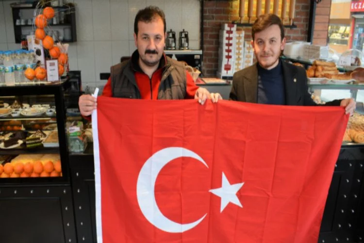 Bursa'da Gemlik Belediyesi bayrak dağıttı