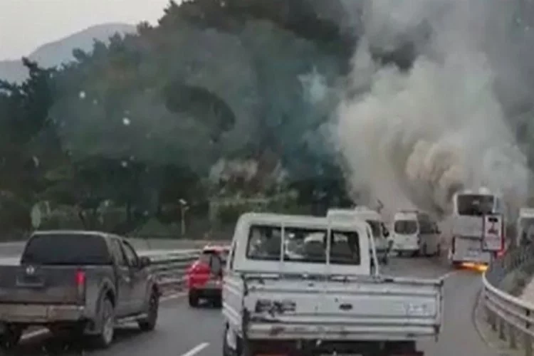 Manisa'da otobüs alev alev yandı