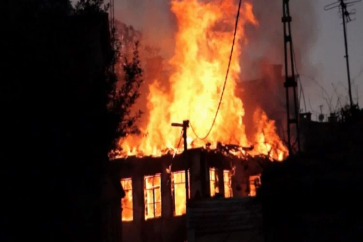 Bursa'da itfaiyeci yanan evin  altında kalmaktan son anda kurtuldu