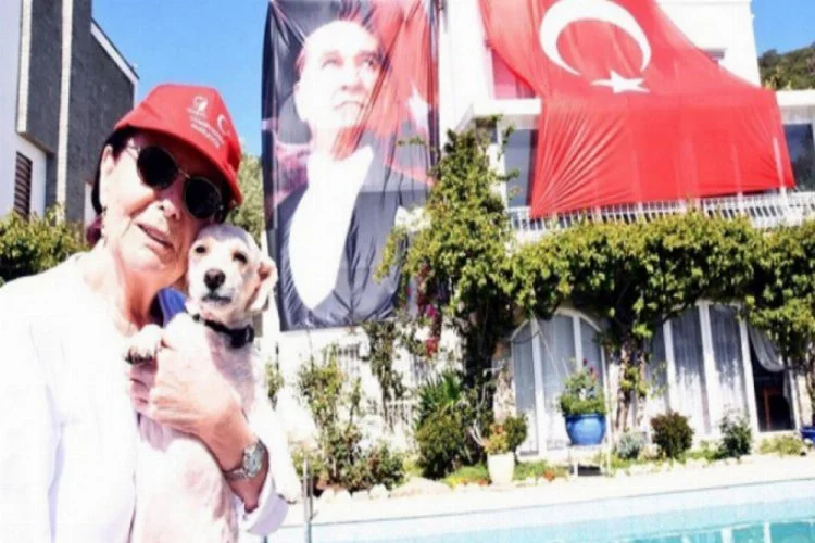 Fatma Girik'ten Atatürk ve Türk bayraklı 23 Nisan kutlaması