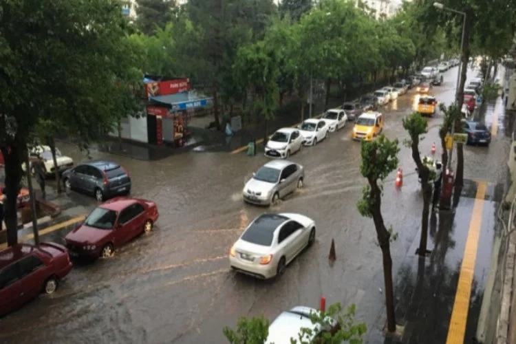 Diyarbakır'da cadde ve sokaklar sular altında kaldı