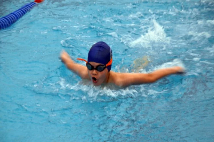Bursa'da minik yüzücüler 23 nisan için yarıştı