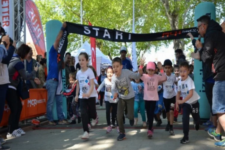 İznik'te tarihi kent ve çocuk koşusu yapıldı