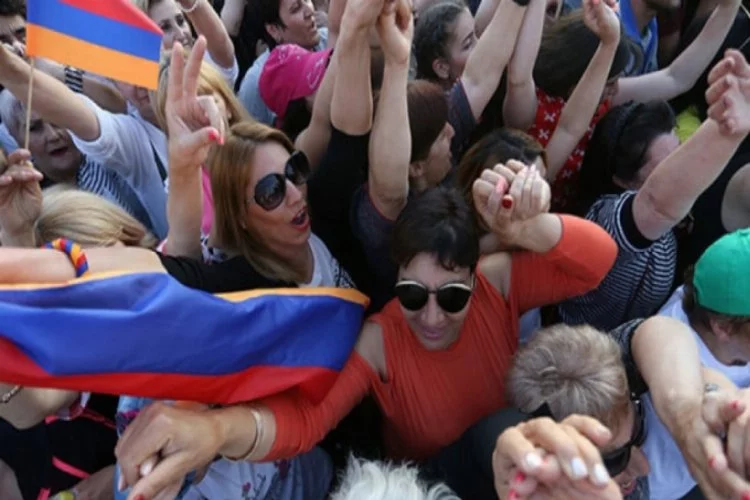 Ermenistan'da göstericiler, belediye binasını bastı