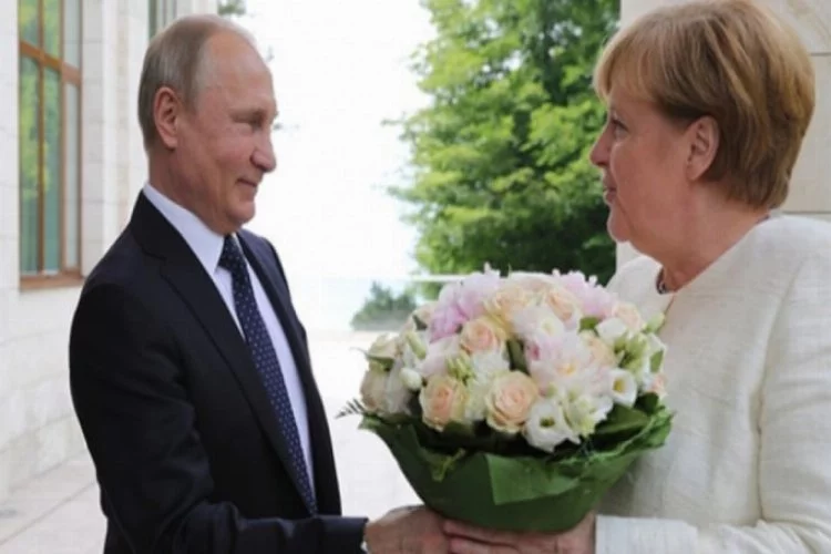 Putin'in Merkel'e verdiği gül buketi Alman basınını kızdırdı