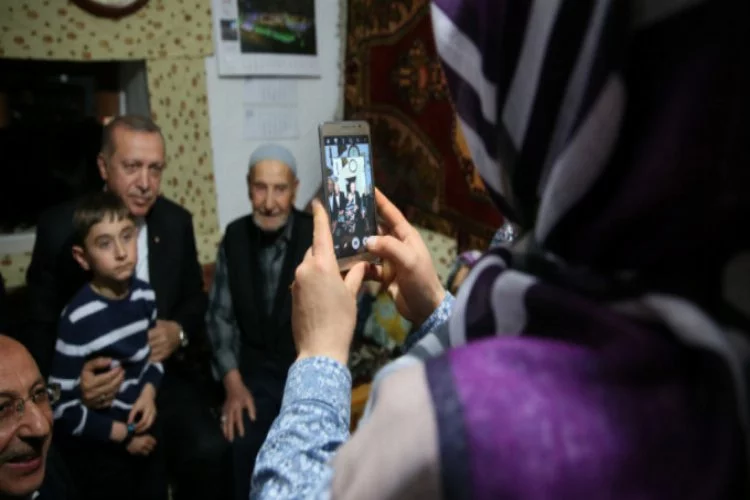 Cumhurbaşkanı Erdoğan vatandaşın evinde iftar yaptı