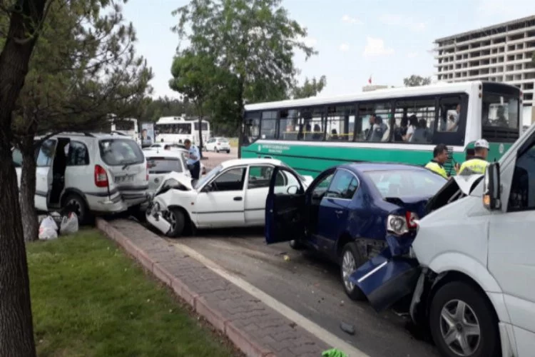 Zincirleme trafik kazasında 8 araç birbirine girdi
