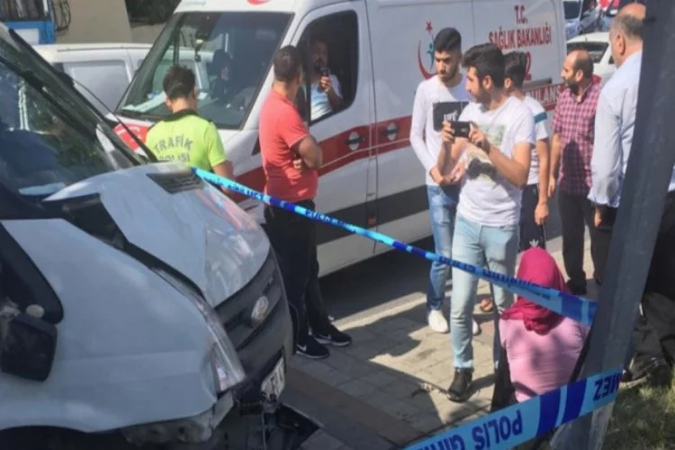 İstanbul'da kontrolden çıkan minibüs genç kızı ezdi