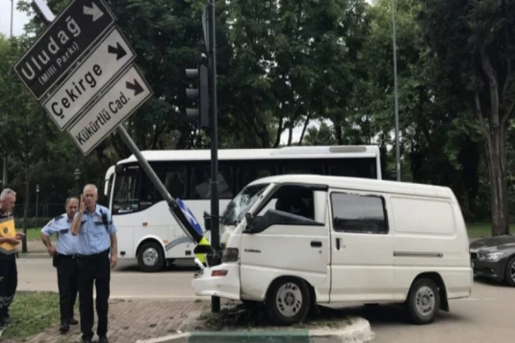 Bursa'da otomobil direğe çarptı: 2 yaralı