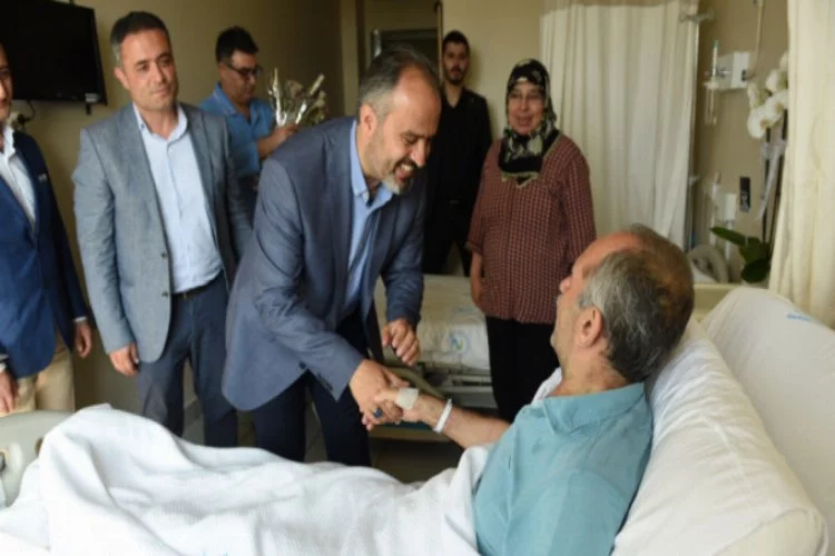 Alinur Aktaş'tan hastalara bayram ziyareti