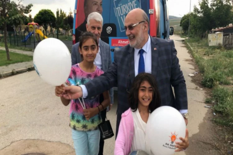 AK Parti'li aday Yelis, çocuklarla bir araya gelerek hediye dağıttı