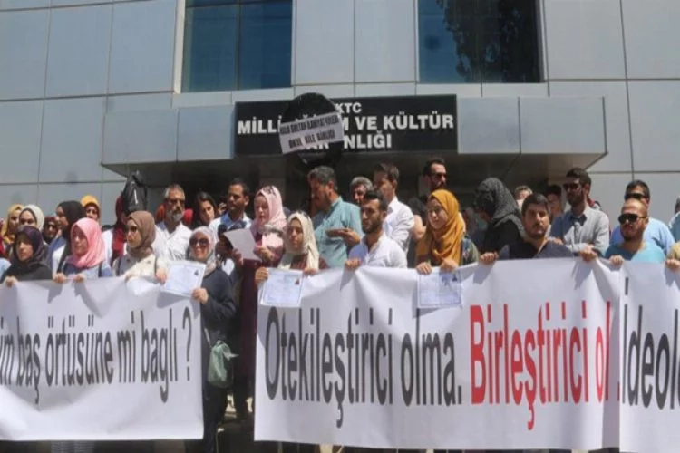 Başörtülü öğrenciler diplomalarının verilmemesi protesto edildi