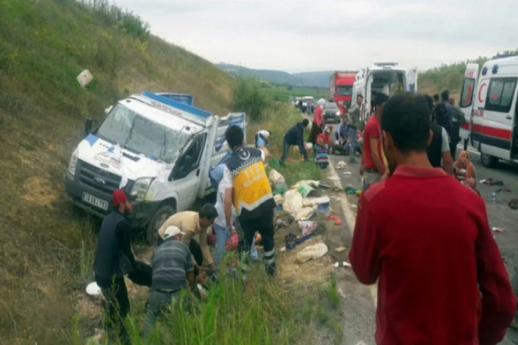 Bursa'da tarım işçilerini taşıyan kamyonet kaza yaptı...Çok sayıda yaralı var