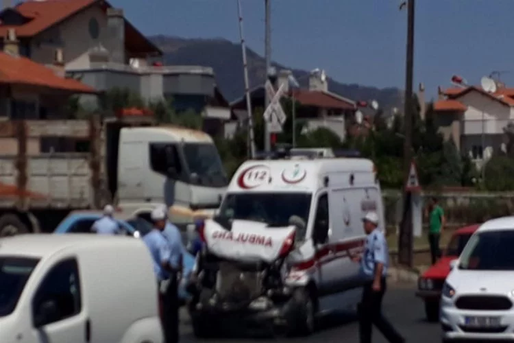 112 ambulansı kaza yaptı 2 kişi yaralandı