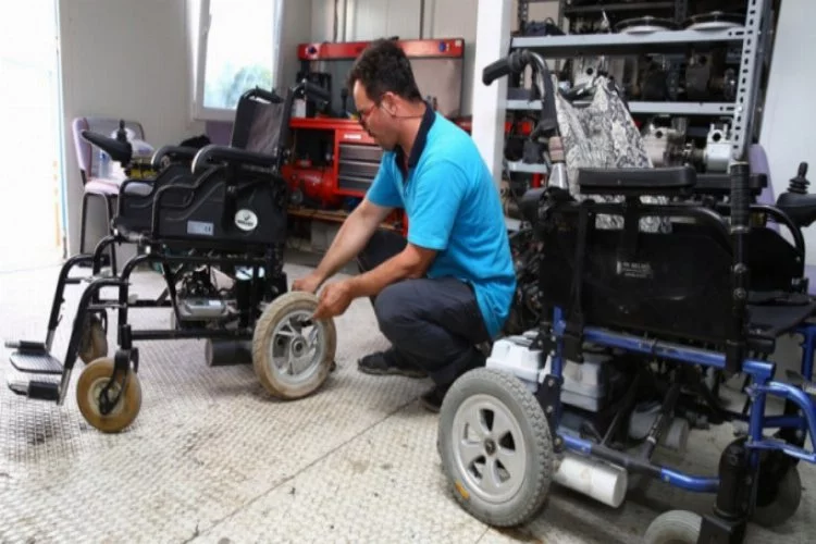 Bursa'da tekerlekli sandalyeleri ücretsiz tamir ediyor