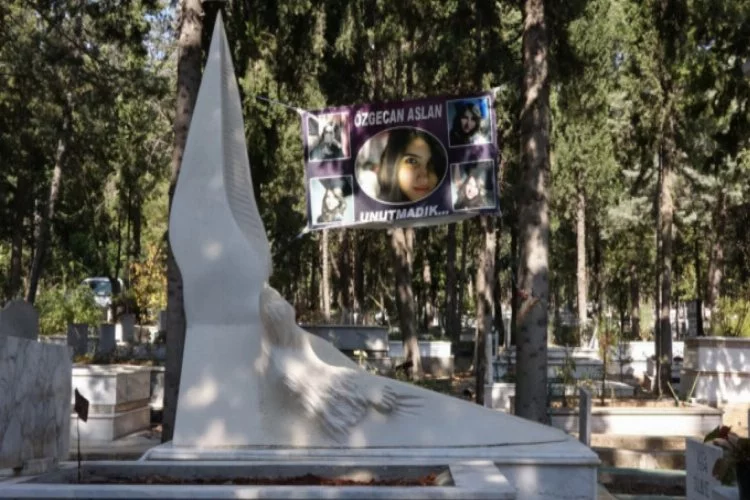 Basketbolcular Özgecan'ın mezarına çiçek bıraktı