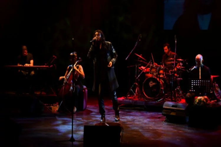 Gökhan Kırdar yeni şarkılarını seslendirdi