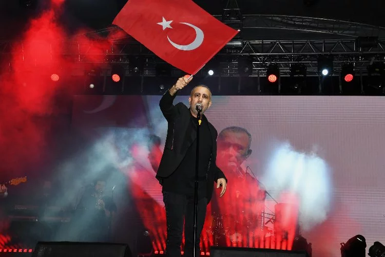 Haluk Levent 19 Mayıs coşkusunu Bursa'da zirveye taşıdı