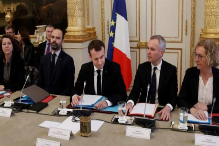 Kritik an! Macron Sarı Yelekler ile masaya oturdu