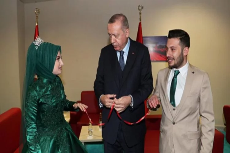 Erdoğan bir çiftin nişan yüzüklerini taktı