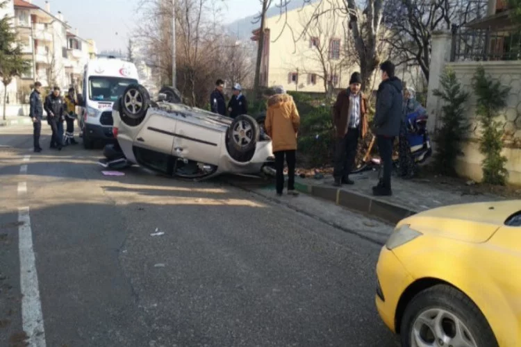 Bursa'da aracı sollamak isterken kaza yaptı