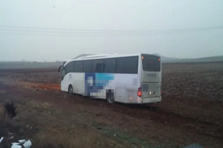 Bursa plakalı yolcu otobüsü tarlaya uçtu!
