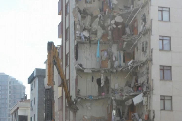 Çöken binanın yanındaki apartmanın yıkımı devam ediyor