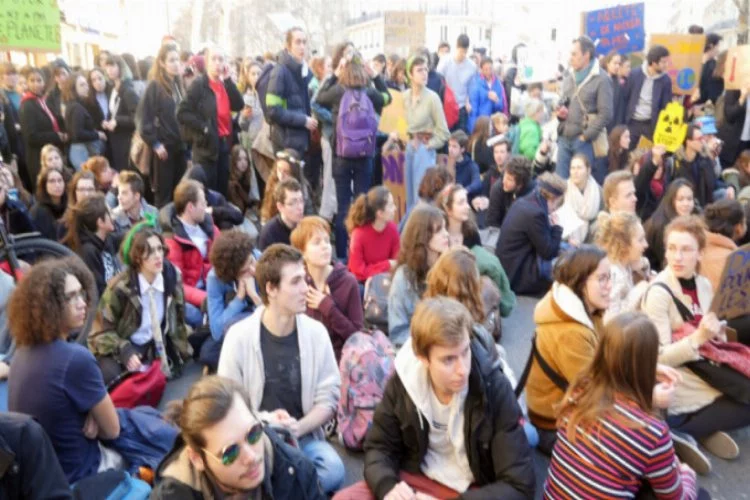 Fransız öğrenciler 'çevre' için sokakta