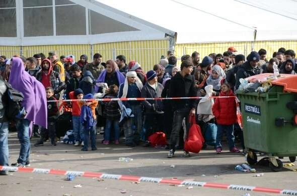 Çoluk çocuk sınırda perişan