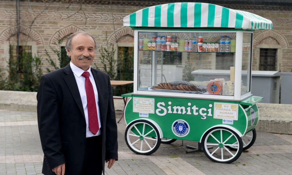 Bursa'da takım elbiseli, kravatlı simitçi