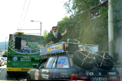 Alman turist Bursa yollarında otomobilin üzerinde şehir yolcuğu yaptı