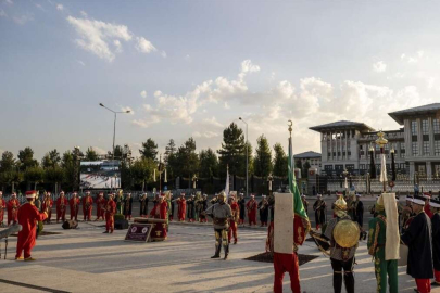 Cumhurbaşkanlığı Muhafız Alayı Tüfekli Gösteri Bölüğü nöbet değişim töreni yapıldı