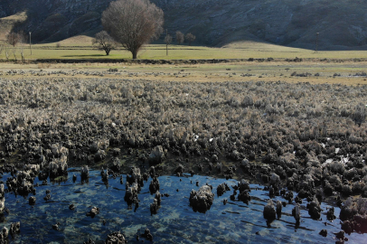 Gölde su çekildi, 'peribacaları' ortaya çıktı