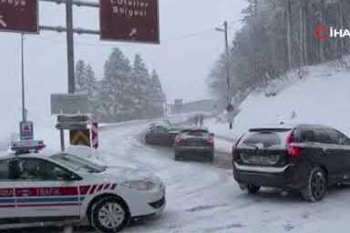 Uludağ'da yarıyılın son gününde tatilciler karın keyfini çıkarttı