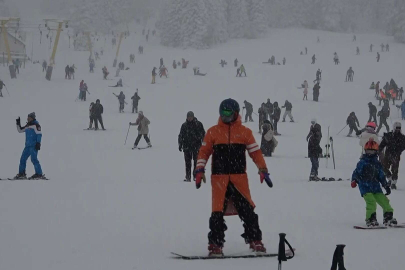 Uludağ'da yoğun kar yağışı! Sürücüler zor anlar yaşadı