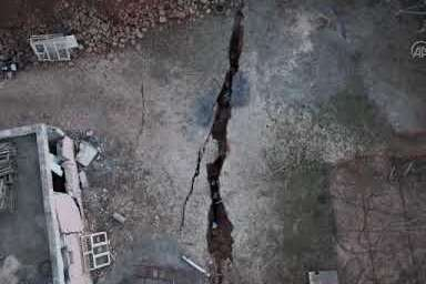 Gaziantep'te deprem nedeniyle uzun yarıklar oluştu