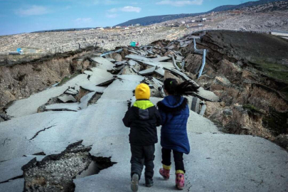 Depremde yarılan yol havadan görüntülendi
