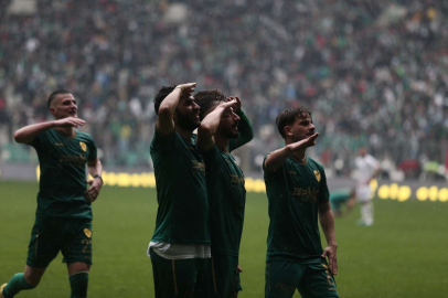 Bursaspor'dan videolu paylaşım: "Hangisi doğru? 2 maç ceza, 9 maç ceza"