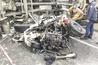 Beton mikseri otomobilin üzerine devrildi