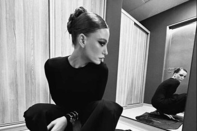 Serenay Sarıkaya siyah elbisesiyle poz verdi