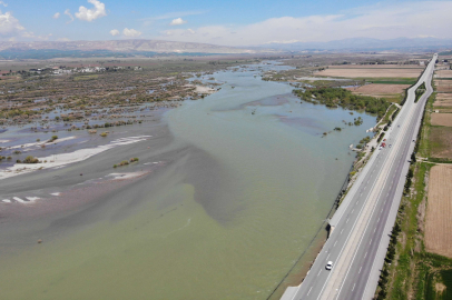 Baraj suları yükseldi, yol çöktü