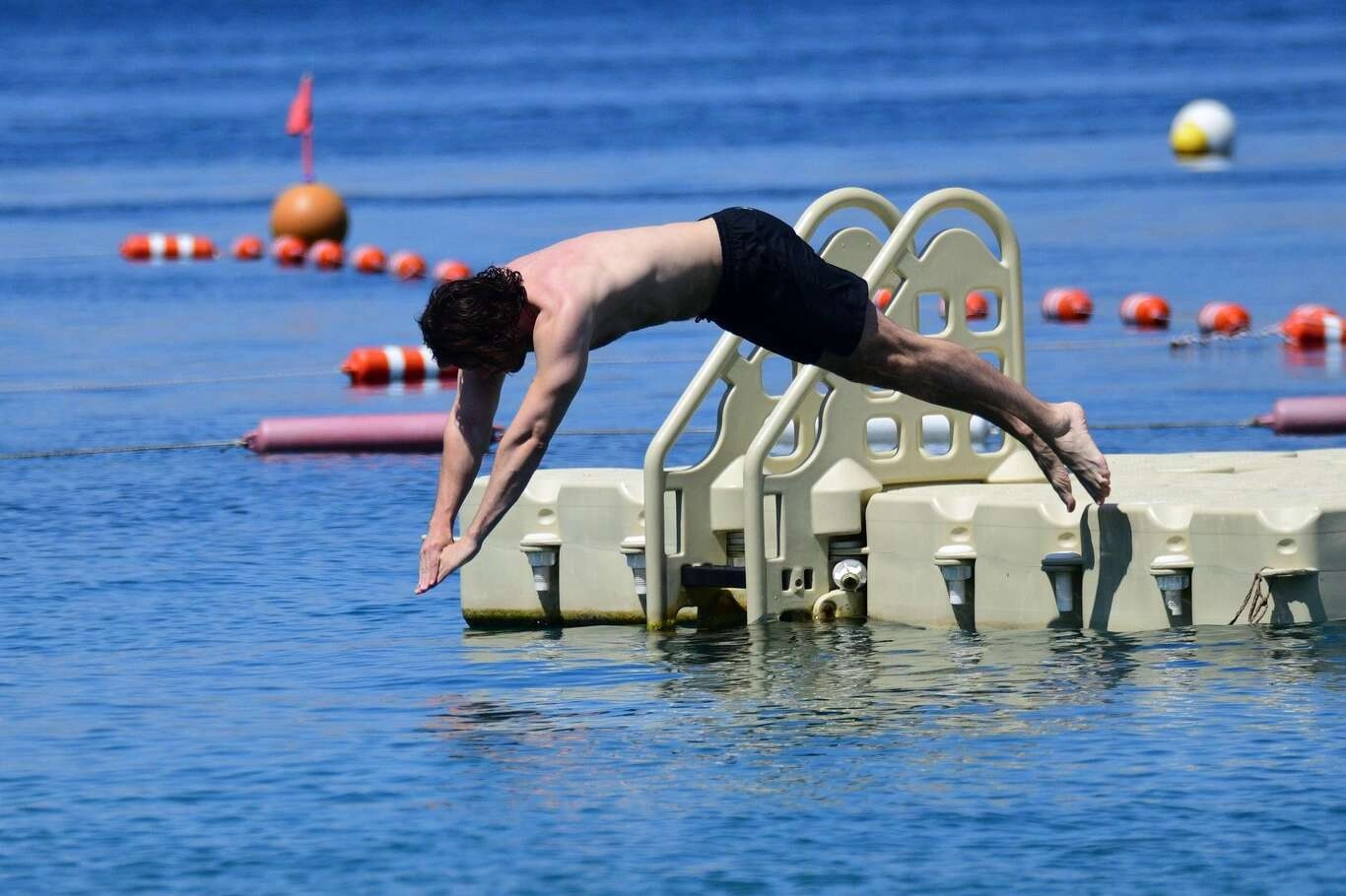 İsmail Ege Şaşmaz eşini öpmelere doyamadı - Bursa Hayat Gazetesi - Son  Dakika Haberleri