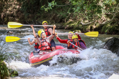 Bursa'da yöresel kıyafetlerle rafting keyfi