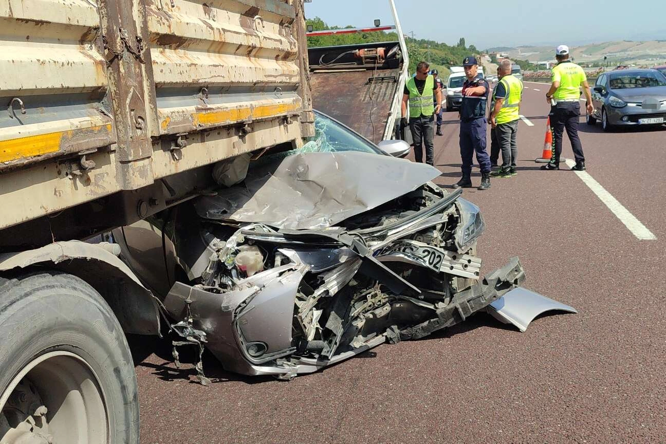 Bursa'da mucize kurtuluş... TIR'a ok gibi saplandı!